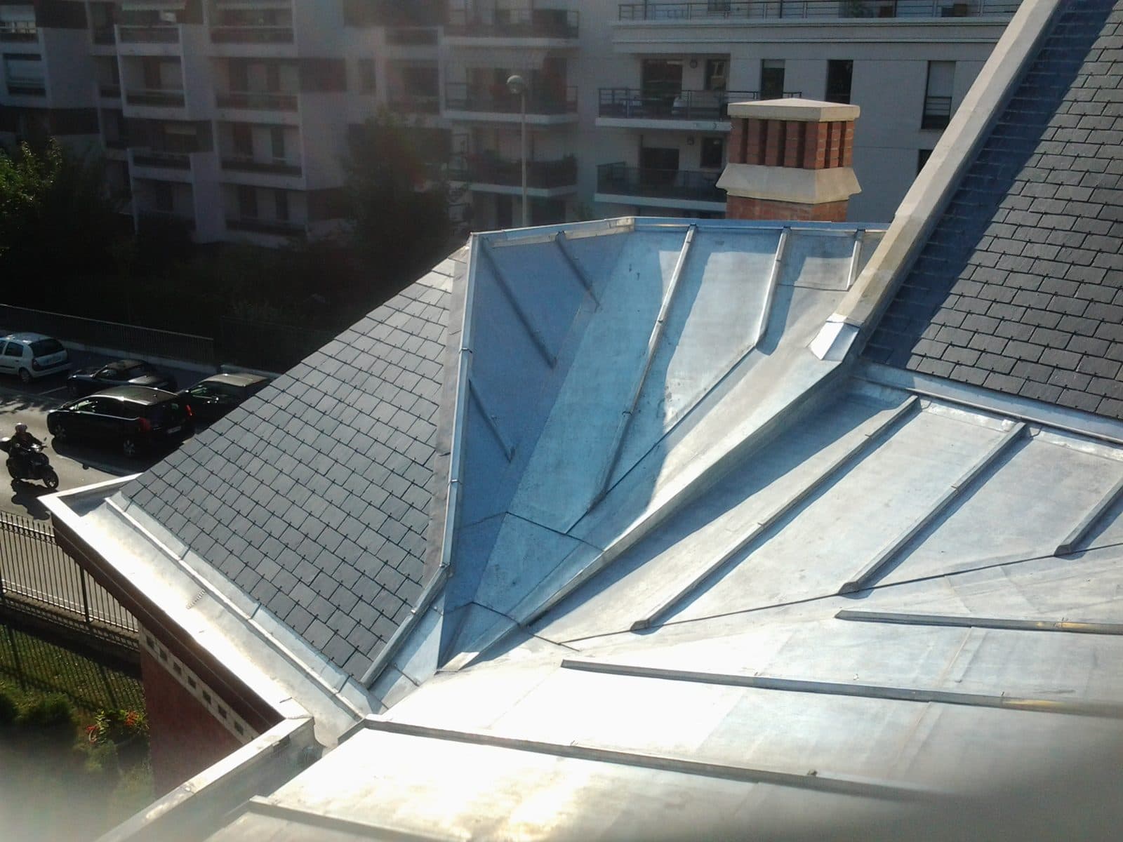 Toiture en ardoise neuve avec lucarne, vue de dessus