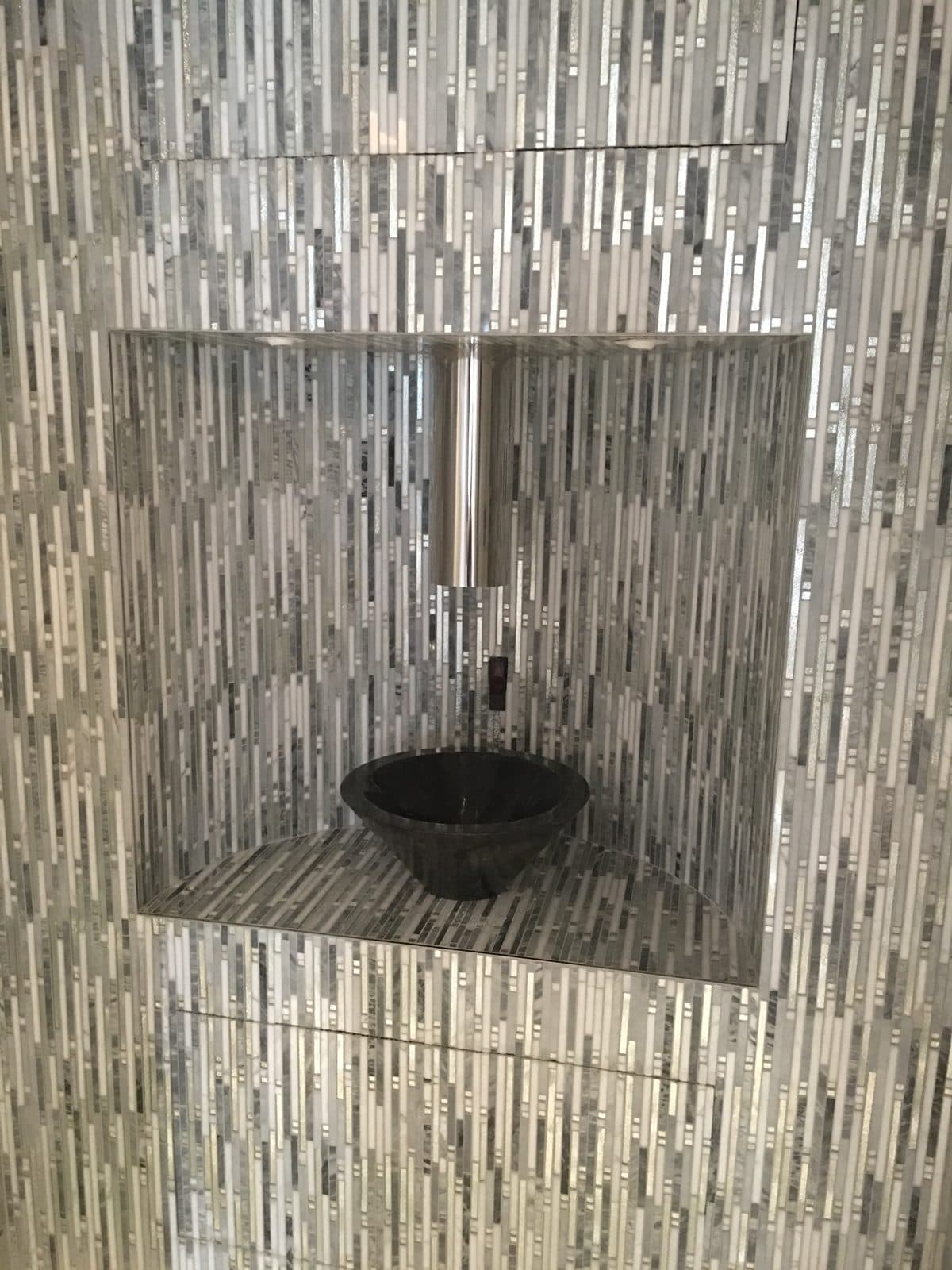 Douche en mosaïque de pierre avec niche