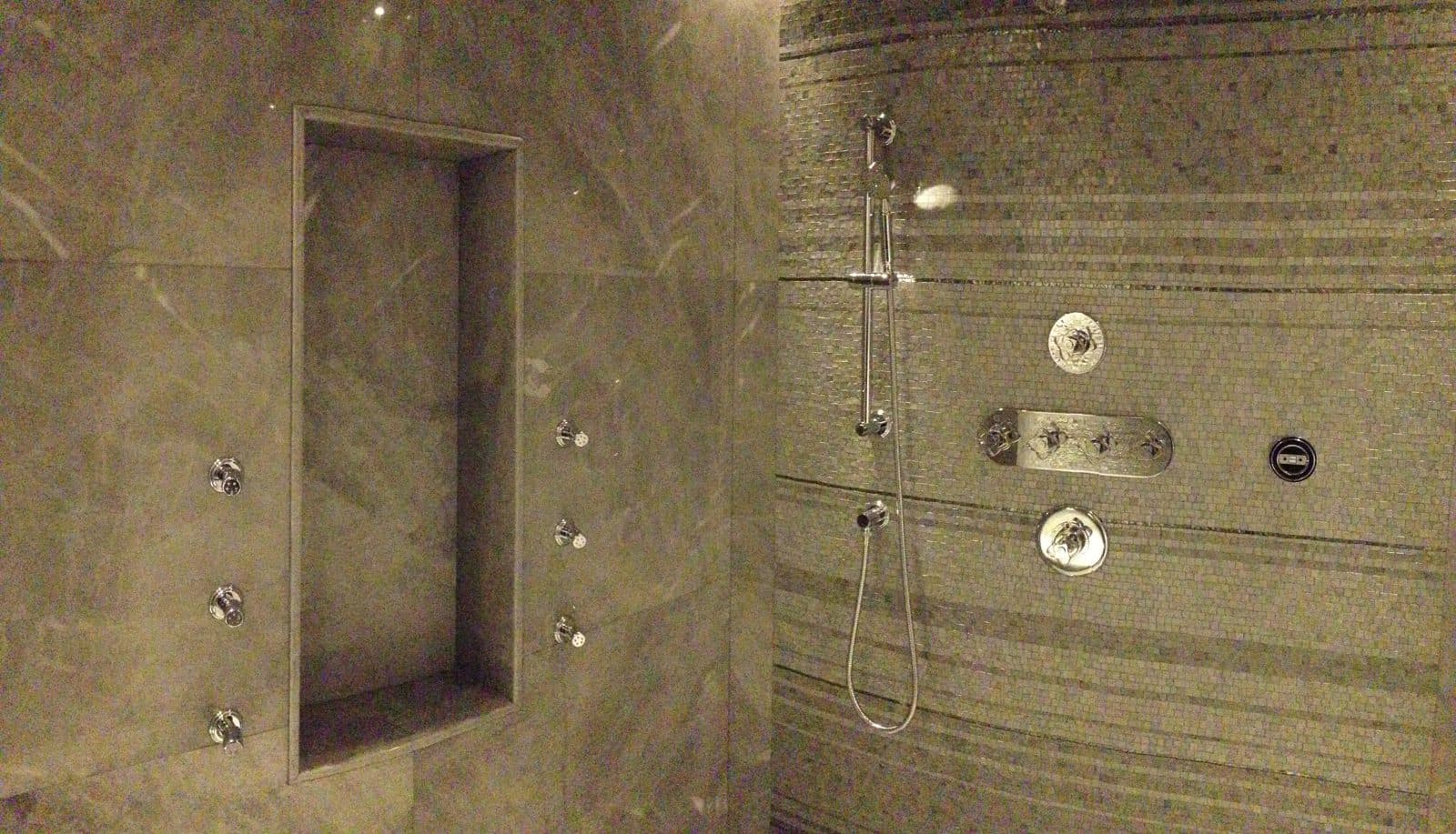 Douche à l'italienne en pierre avec niche et robinetterie encastrée