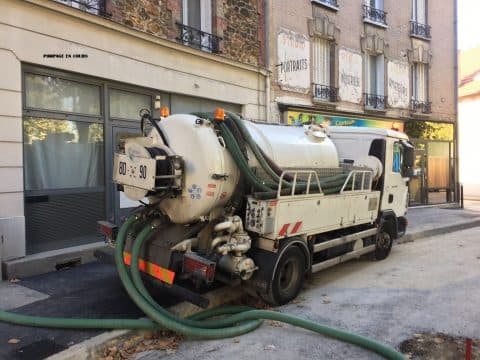 Camion hydrocureur CP Étoile en intervention dans une rue de Paris