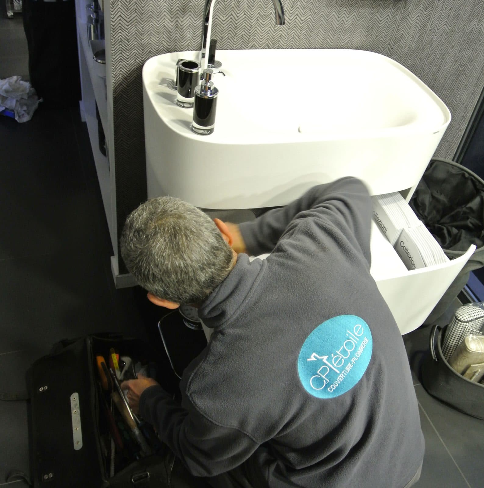 Plombier CP Étoile intervenant sur un réservoir de WC