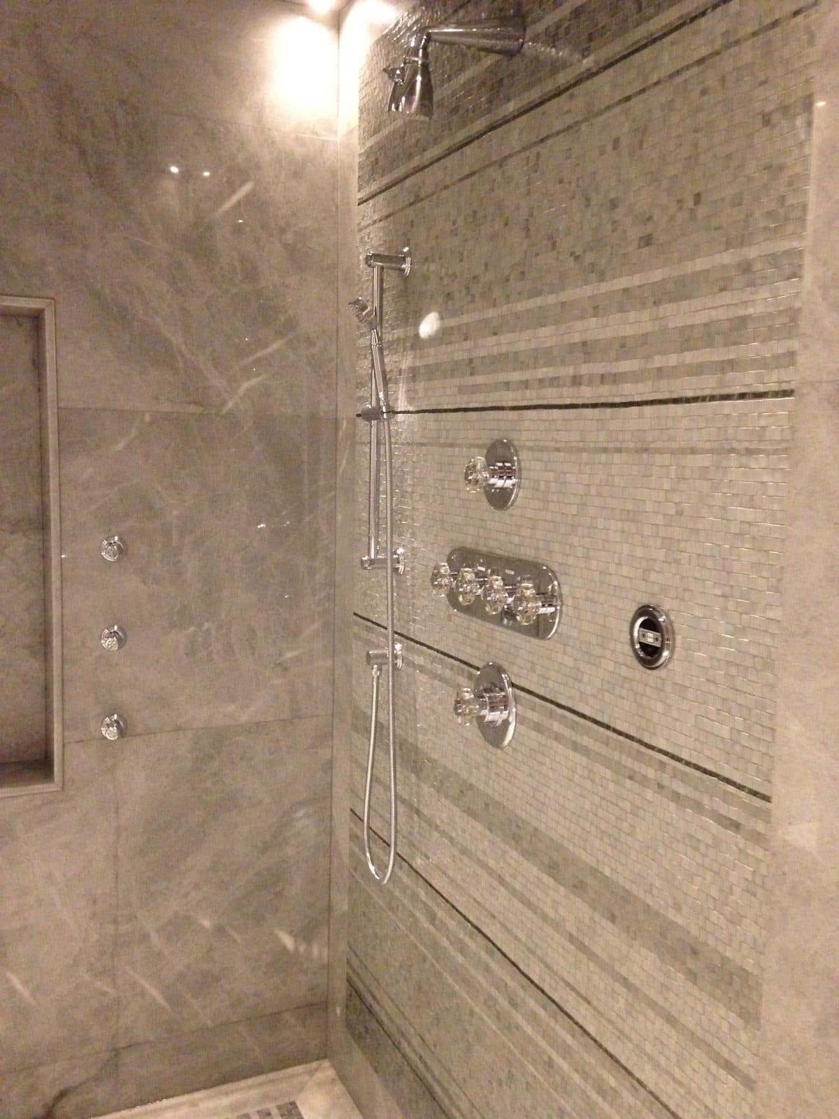 Salle de bains en marbre avec robinetterie encastrée