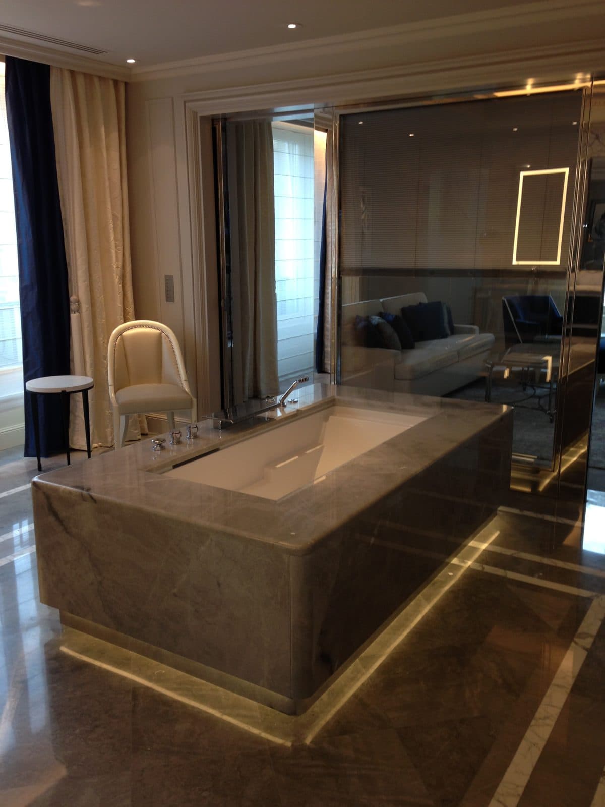Salle de bains de suite hôtelière avec vasque en marbre