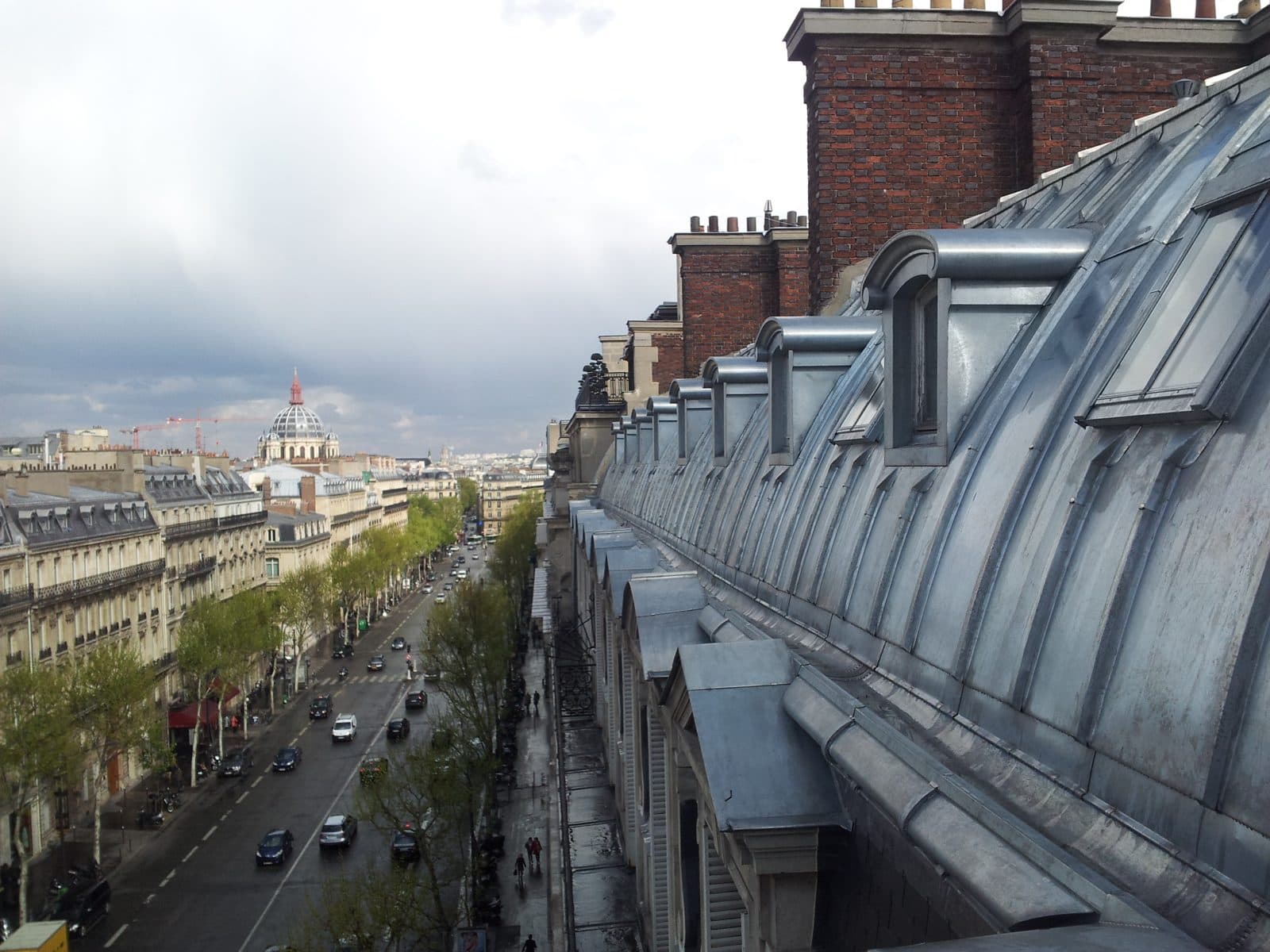 Toitures en zinc d'immeubles haussmanniens vues depuis un toit, Paris