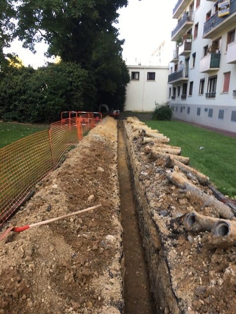 Tranchée ouverte avec canalisation neuve posée