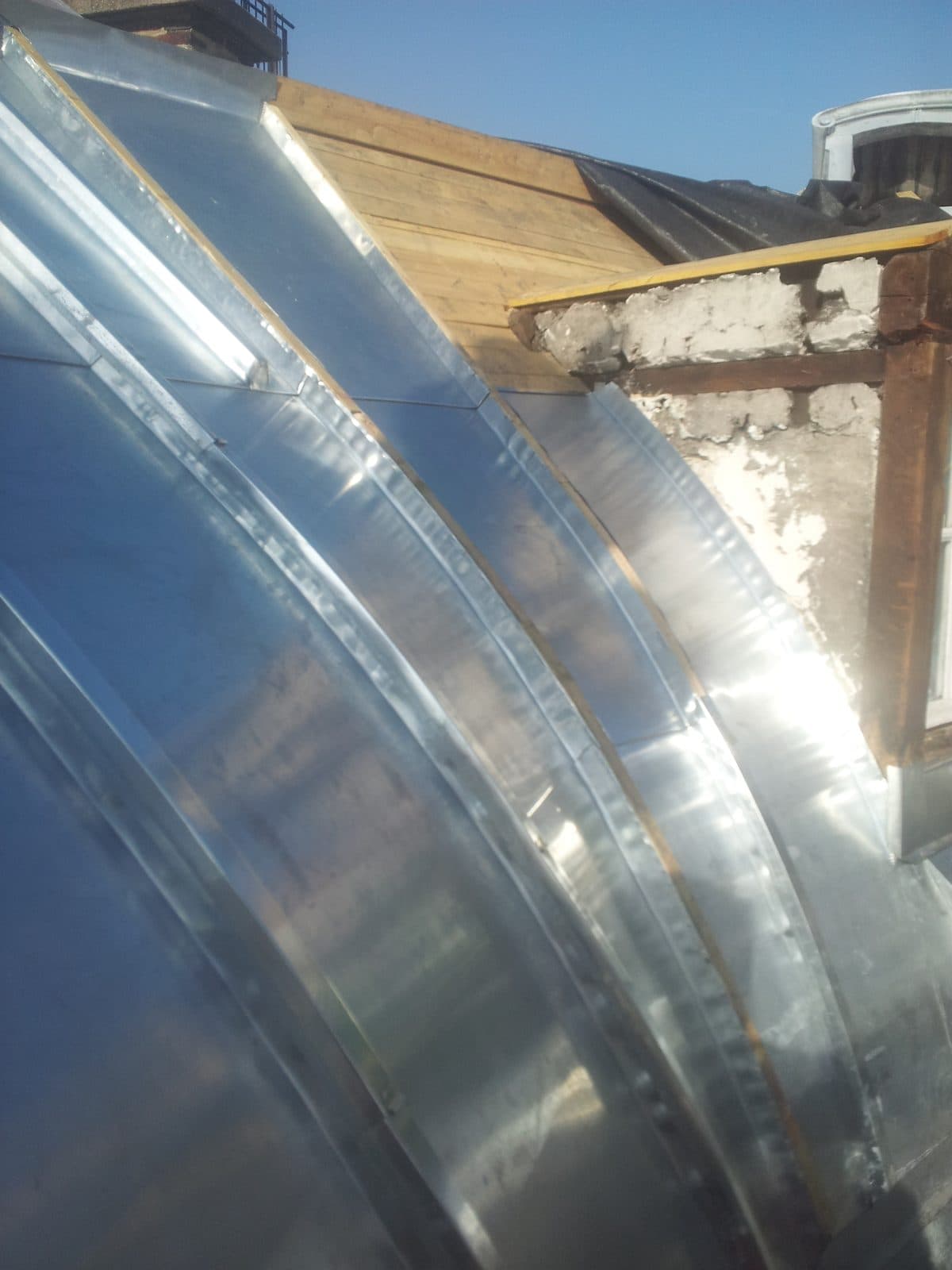 Détail de zinguerie sur un toit parisien, chéneau et dôme en zinc